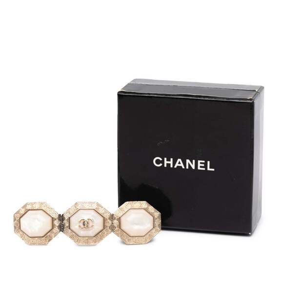 CHANEL Gold Pearl Logo Brooch - Picture 4 of 4